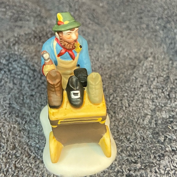 Dept 56 Heritage Village Cobbler 5839-4 Figurine - Picture 2 of 6